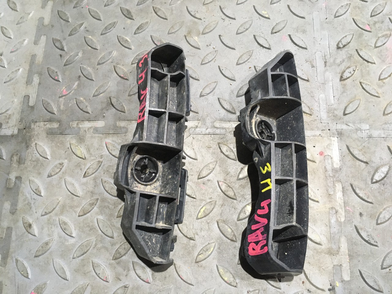 Кронштейн заднего бампера правый / левый Toyota RAV4 CA40