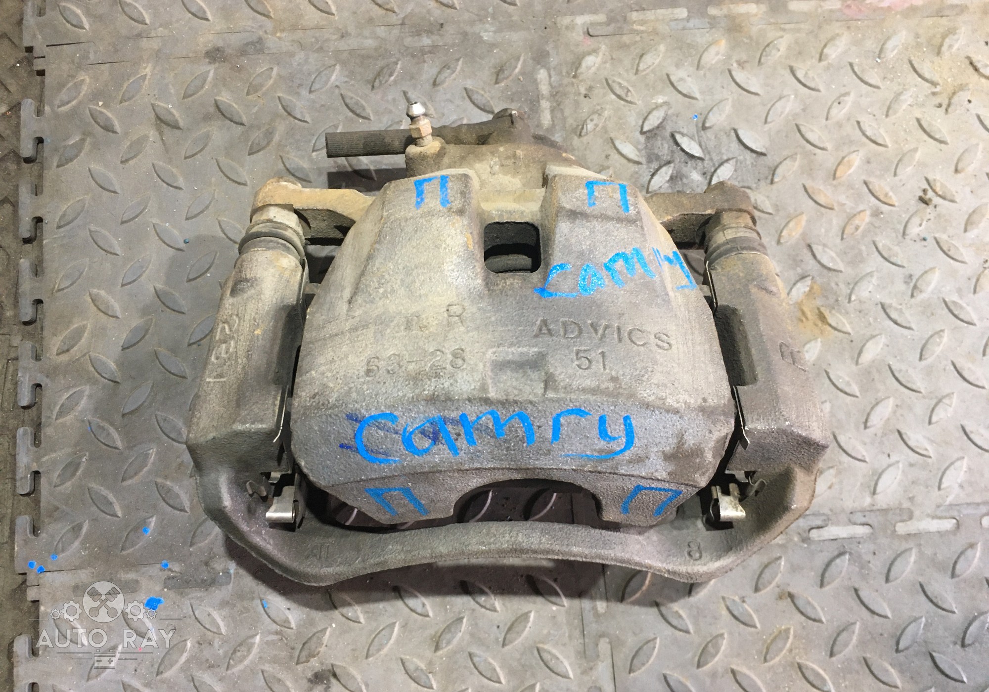 4773033361 Суппорт передний правый для Toyota Camry XV50 (с 2011 по 2018)