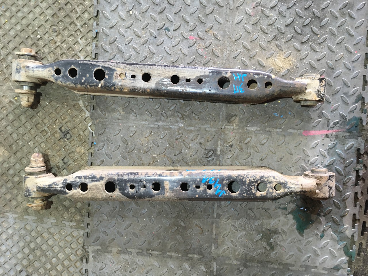 Рычаг задний нижний левый / правый передний Nissan Qashqai J11