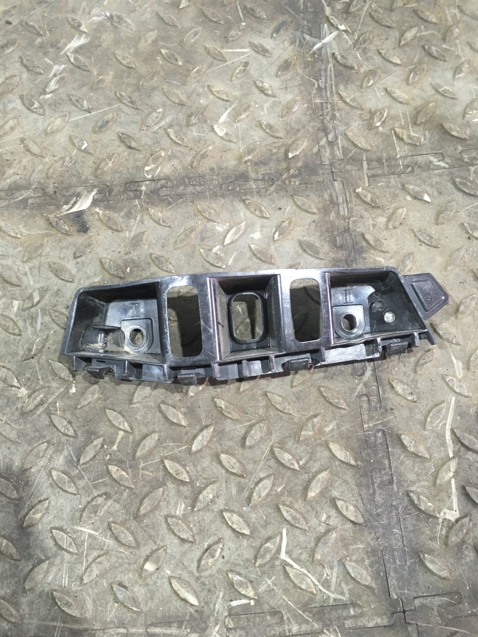 Кронштейн переднего бампера левый / правая /  Направляющая Volkswagen Touareg II