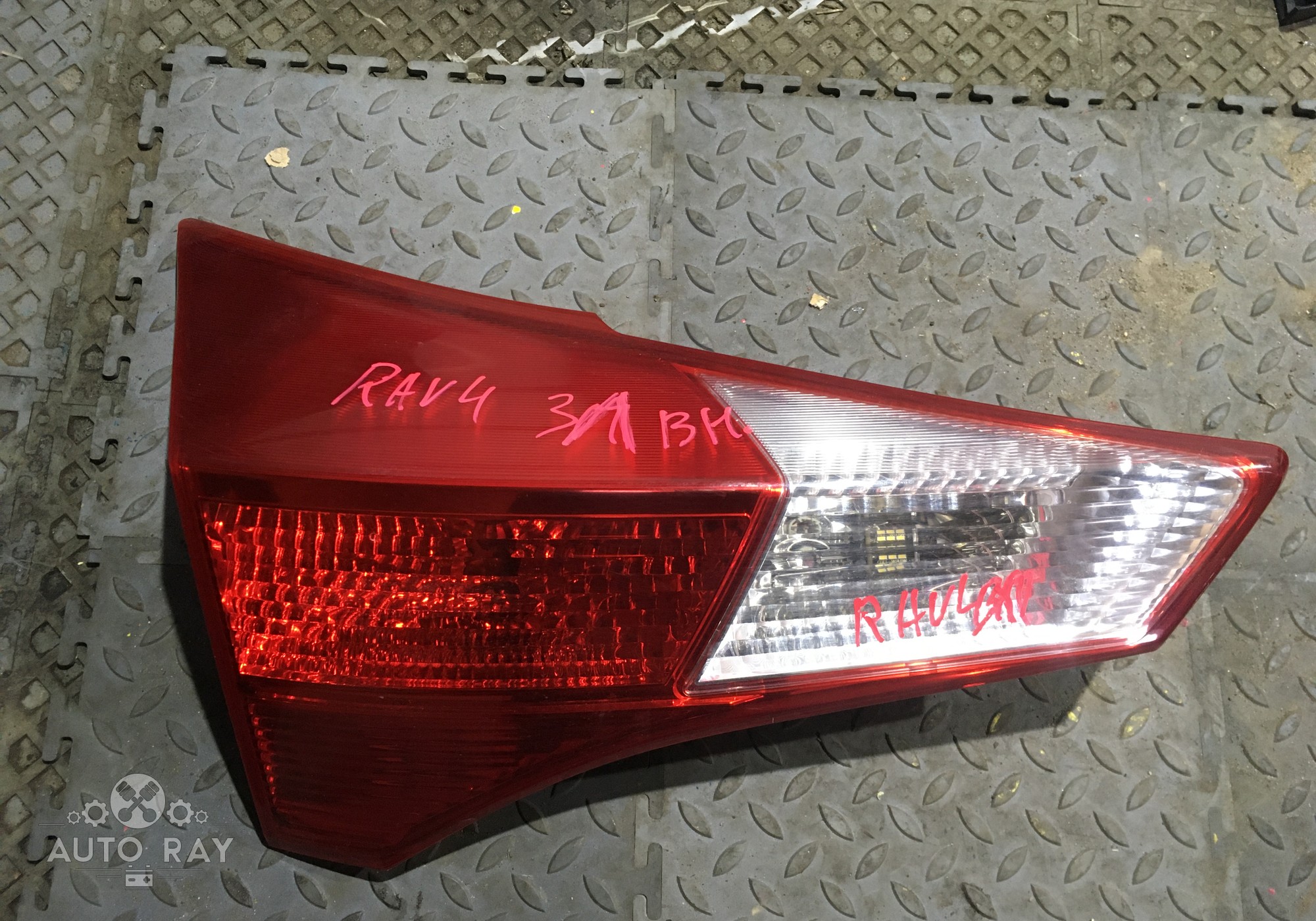 8159342010 Фонарь задний левый внутренний для Toyota RAV4 CA40 (с 2012 по 2019)