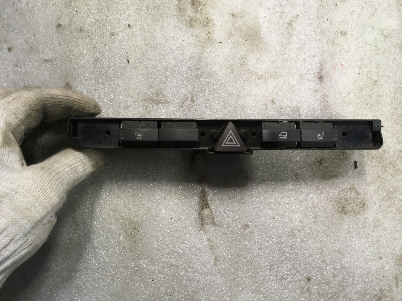 Кнопка обогрева сидений Opel Astra H