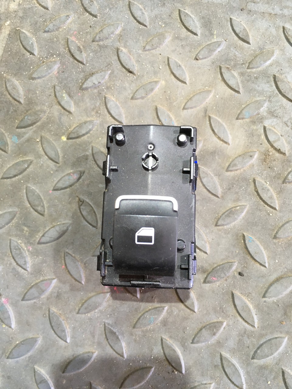 Кнопка стеклоподъемника  передняя правая Hyundai Santa Fe IV