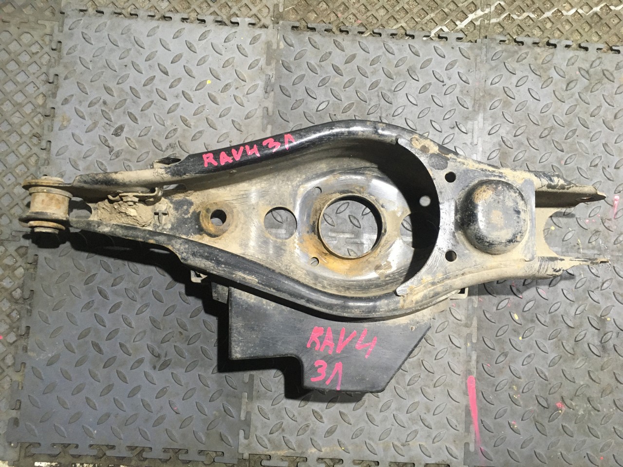 Рычаг задний поперечный левый  под пружину правый Toyota RAV4 CA40