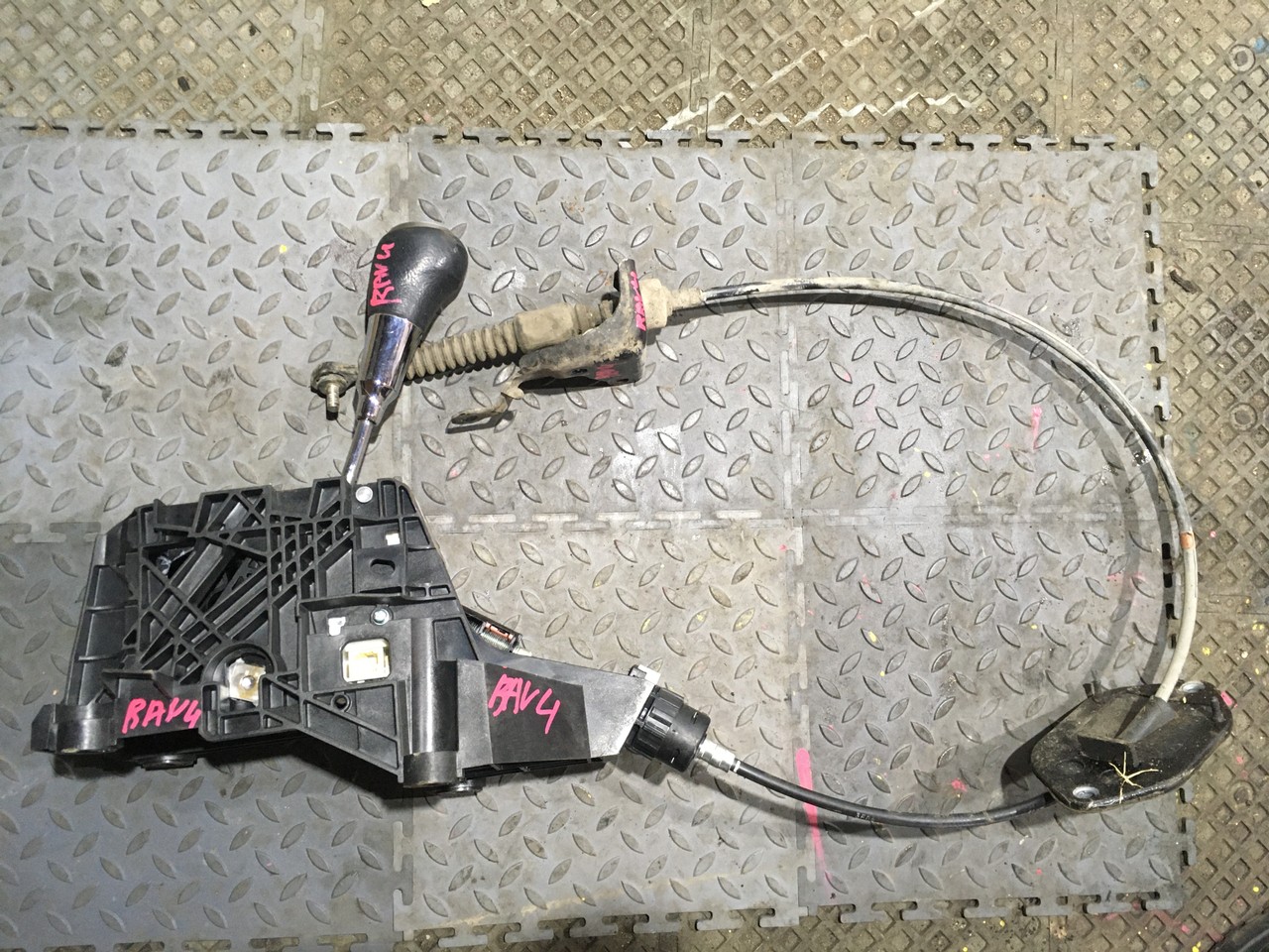 Селектор АКПП В сборе + трос Toyota RAV4 CA40