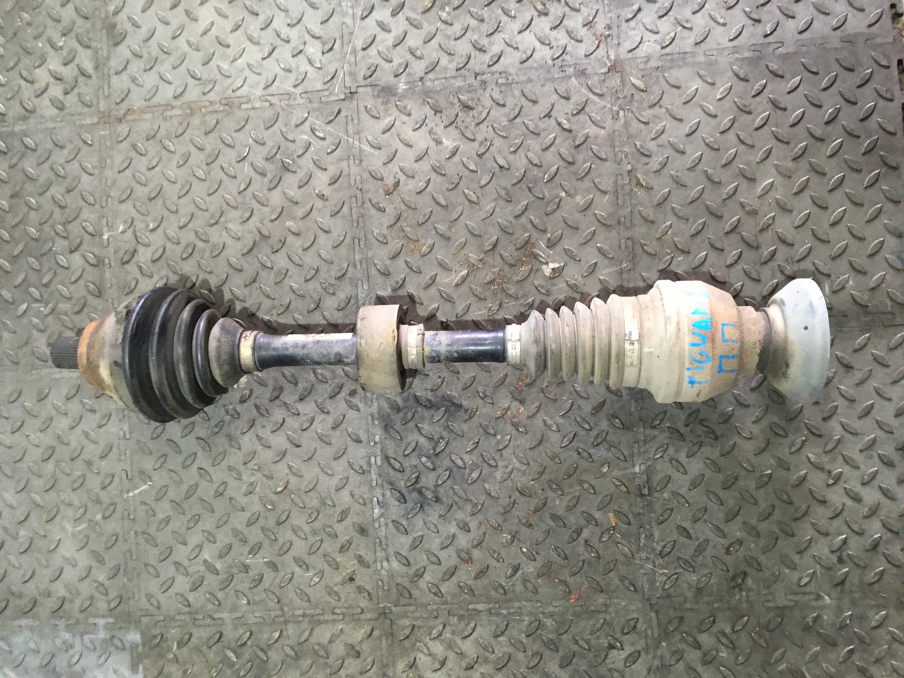 Полуось (привод) правый Volkswagen Tiguan I
