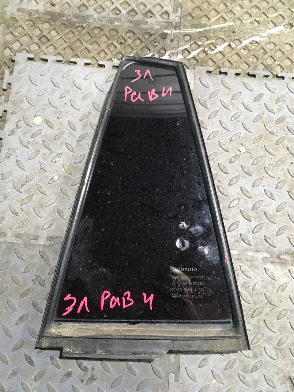 Стекло двери заднее правое / левое / форточка Toyota RAV4 CA40