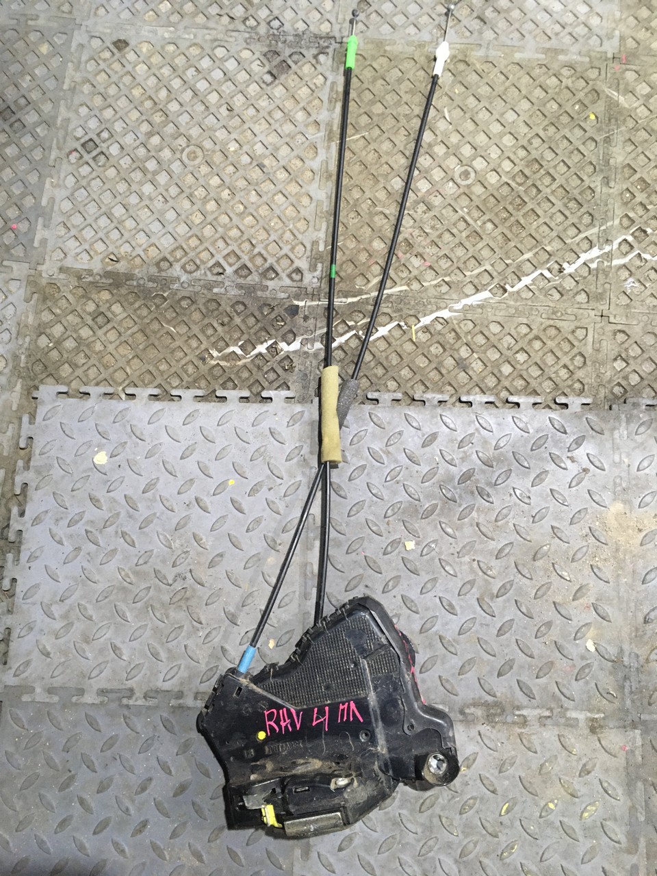 Замок передний левый Toyota RAV4 CA40