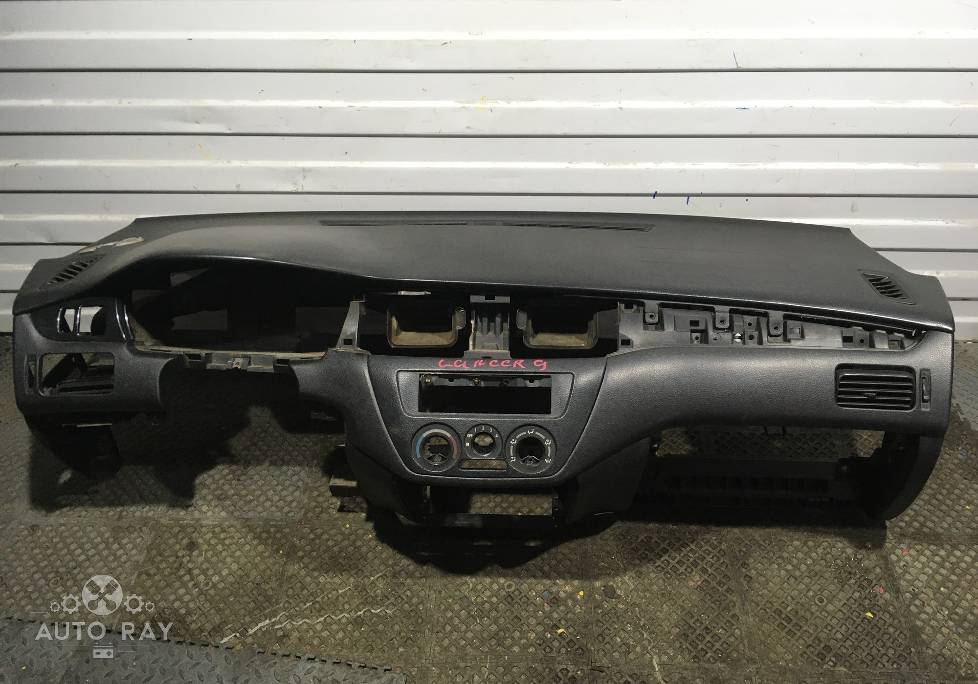 MR633898 Передняя панель салона / торпедо / с подушкой безопасности для Mitsubishi Lancer IX (с 2000 по 2010)