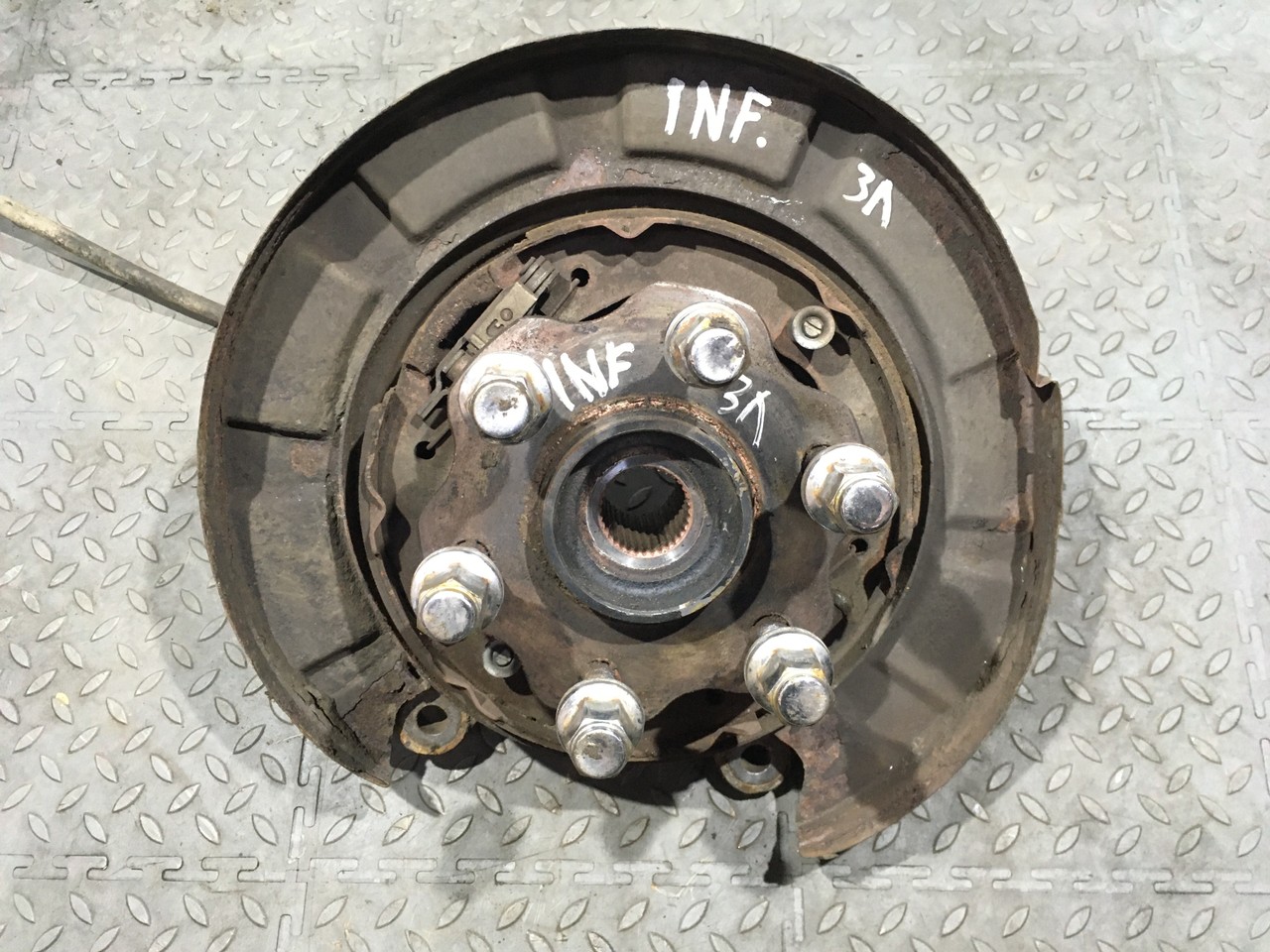 Кулак поворотный задний левый в сборе со ступицей Infiniti QX56 II