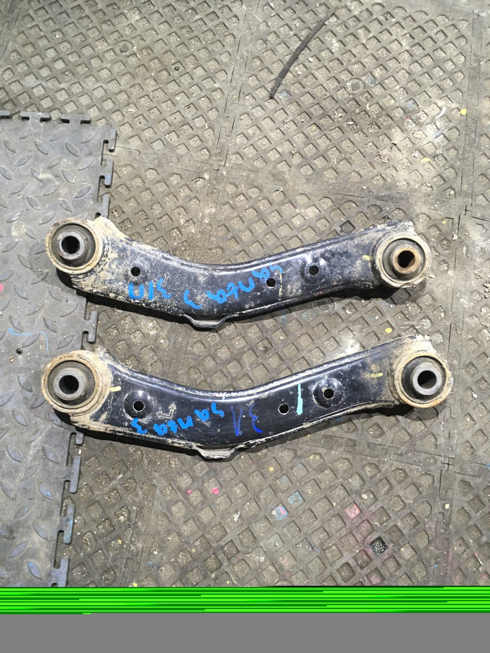 Рычаг задний поперечный правый / левый / Серповидный Hyundai Santa Fe III