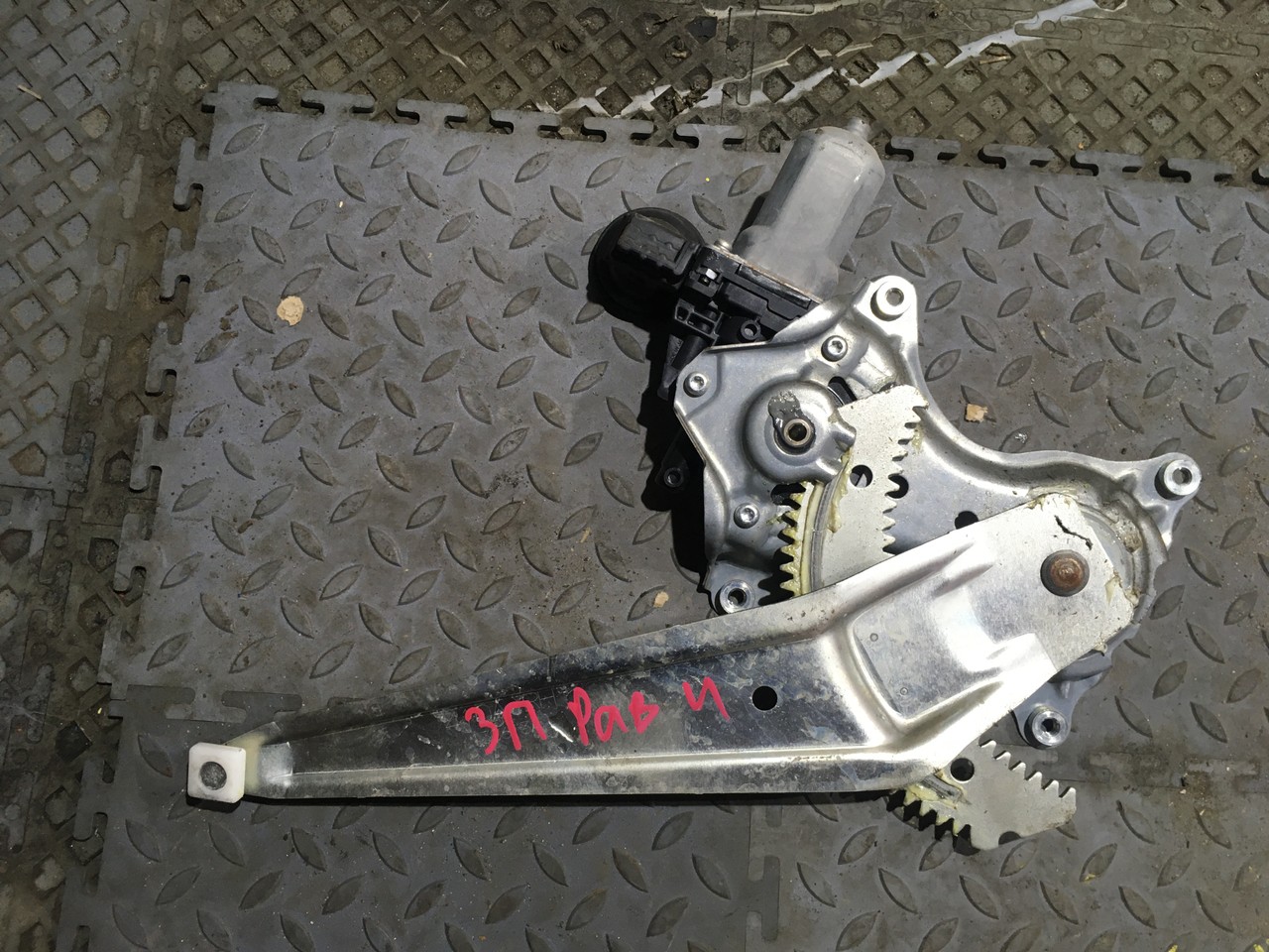 Стеклоподъемник электрический задний правый Toyota RAV4 CA40