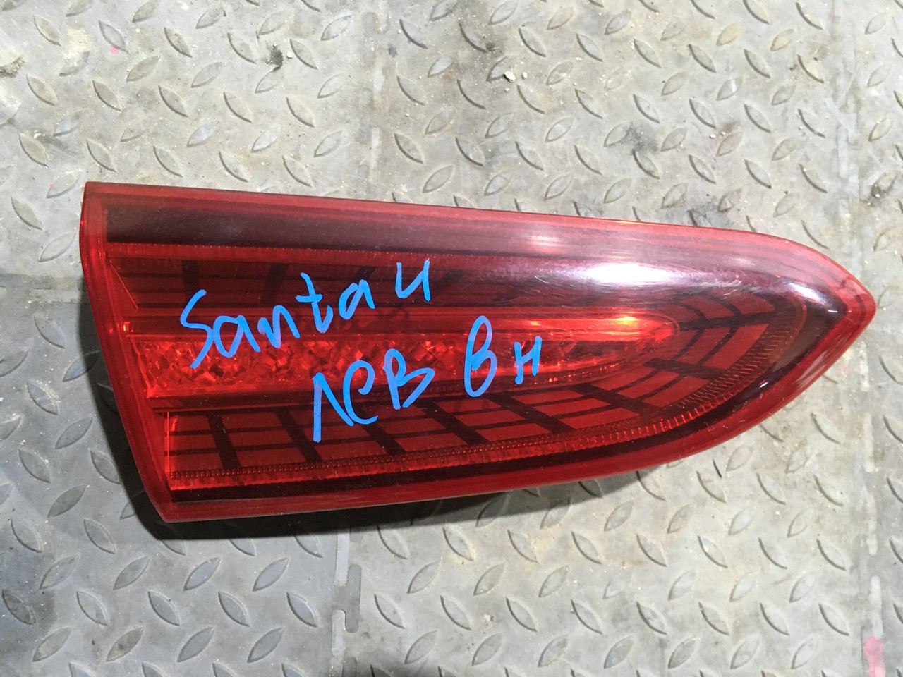 Фонарь задний левый внутренний Hyundai Santa Fe IV