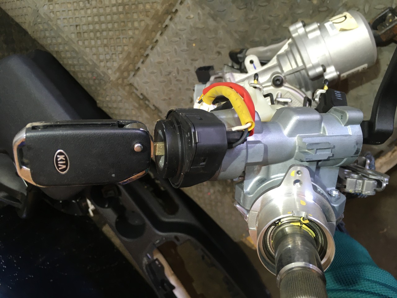 Замок зажигания в сборе с ключом Kia Cerato IV