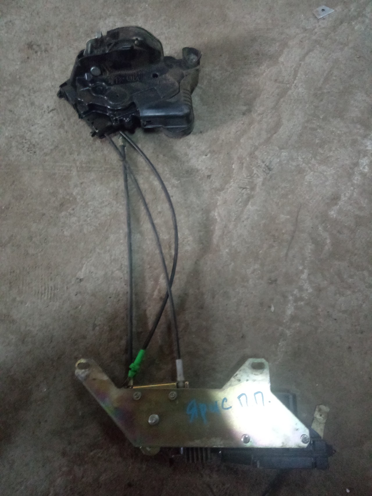 Замок двери передней правой ! Toyota Yaris II