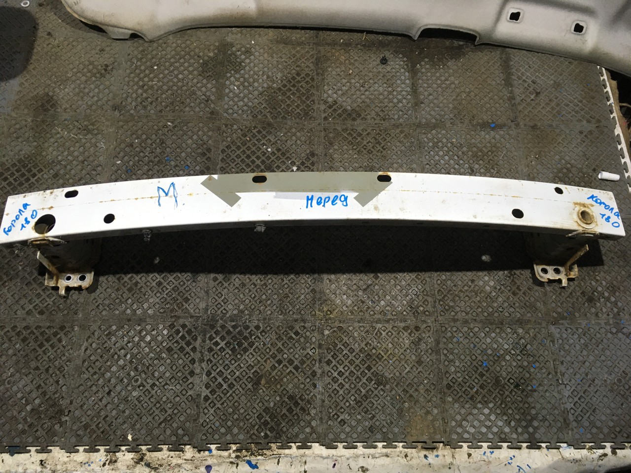 Усилитель переднего бампера Toyota Corolla E160/E170/E180