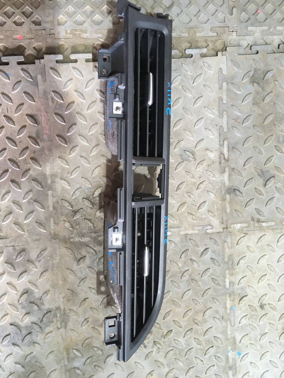 Дефлектор воздушный центральный Kia Rio X-Line