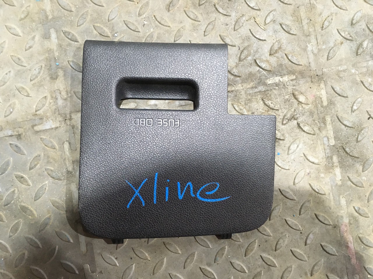 Крышка блока предохранителей под рулем Kia Rio X-Line