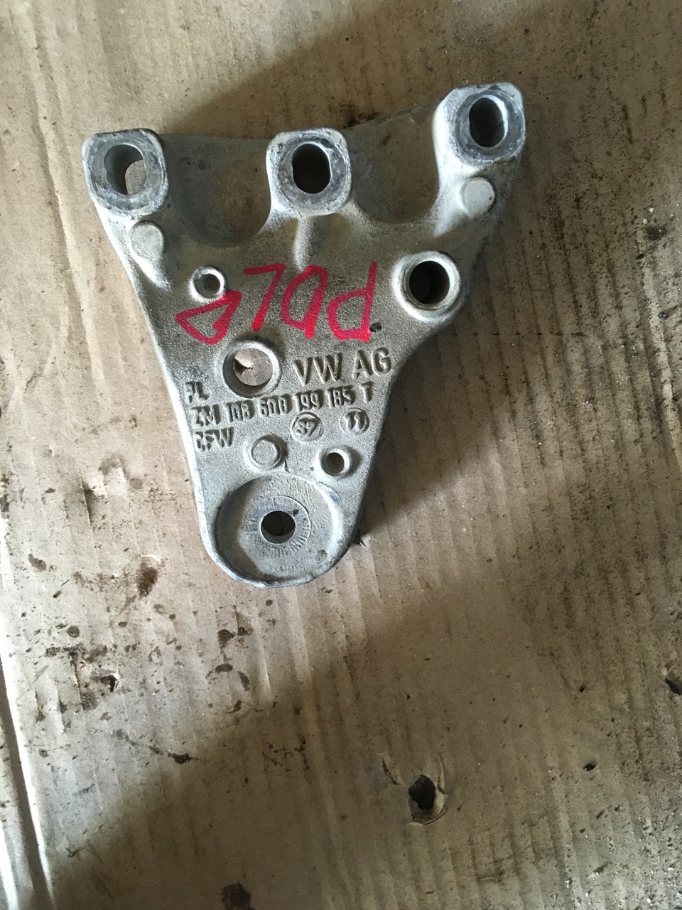 Кронштейн  подушки двигателя Volkswagen Polo V