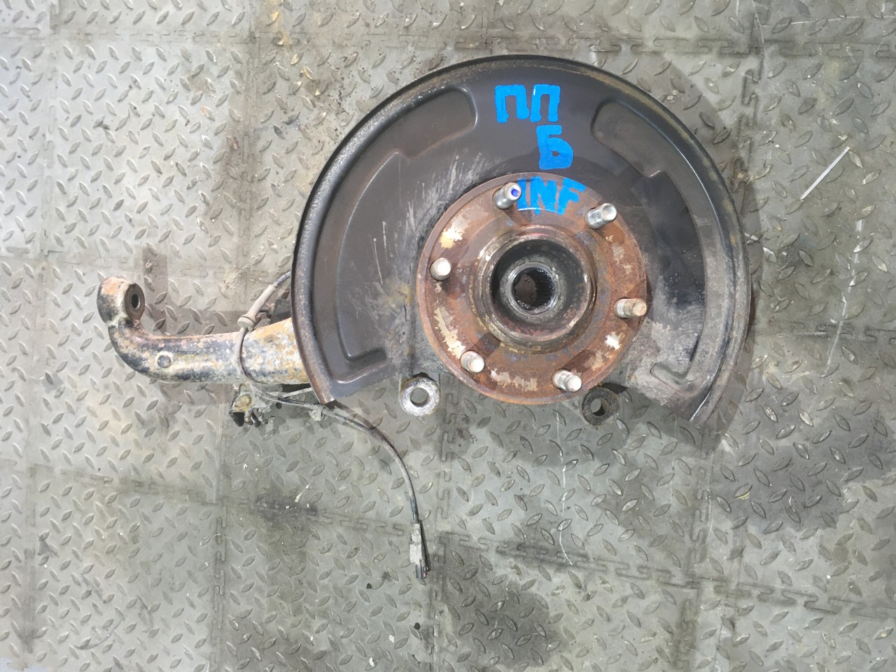 Кулак поворотный передний  правый в сборе со ступицей Infiniti QX56 II