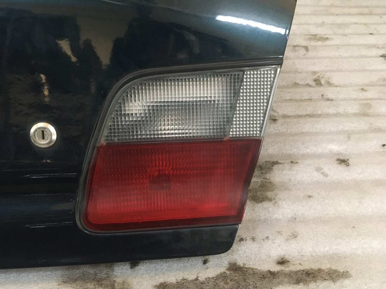 Фонарь задний внутренний правый Nissan Maxima A32