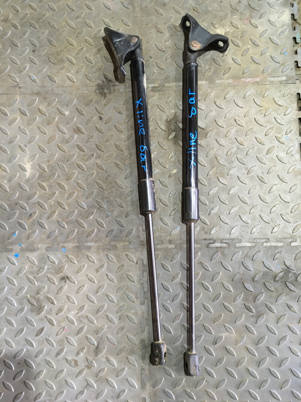 Амортизаторы багажника Kia Rio X-Line