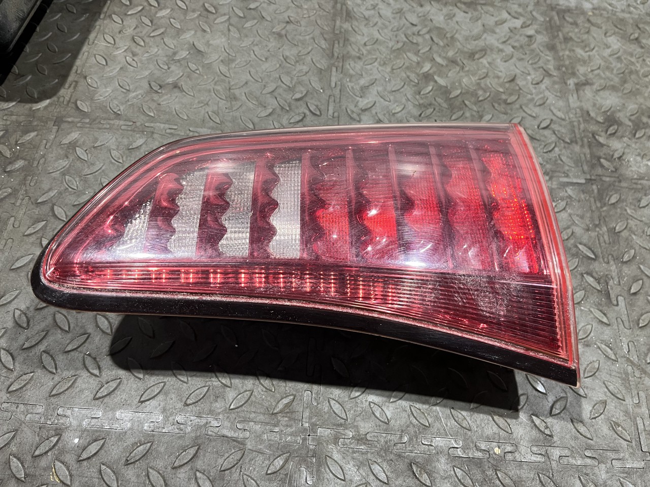 Фонарь задний правый внутренний Infiniti QX56 II