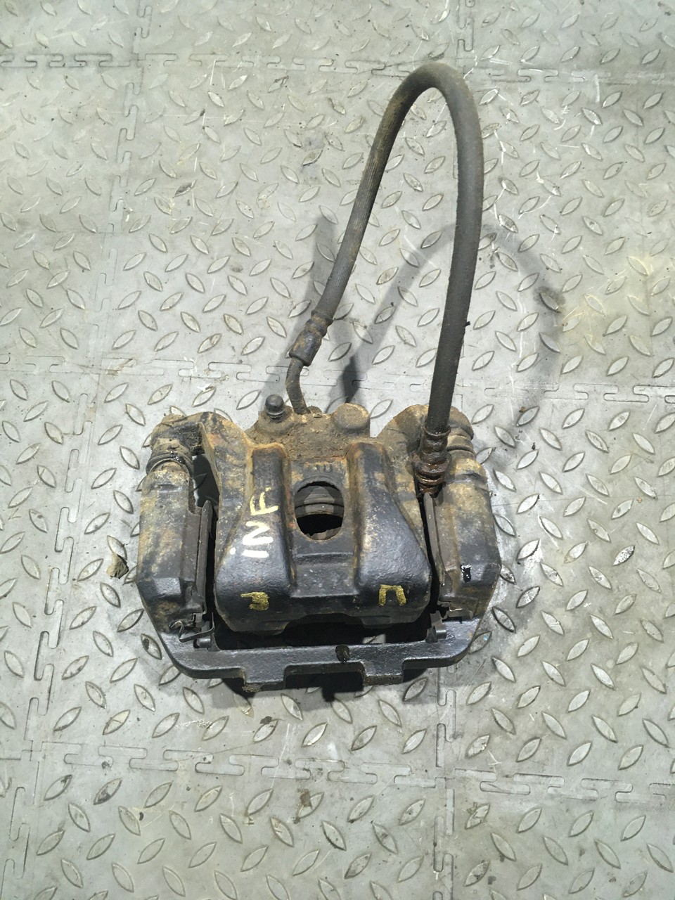 Суппорт задний правый Infiniti QX56 II