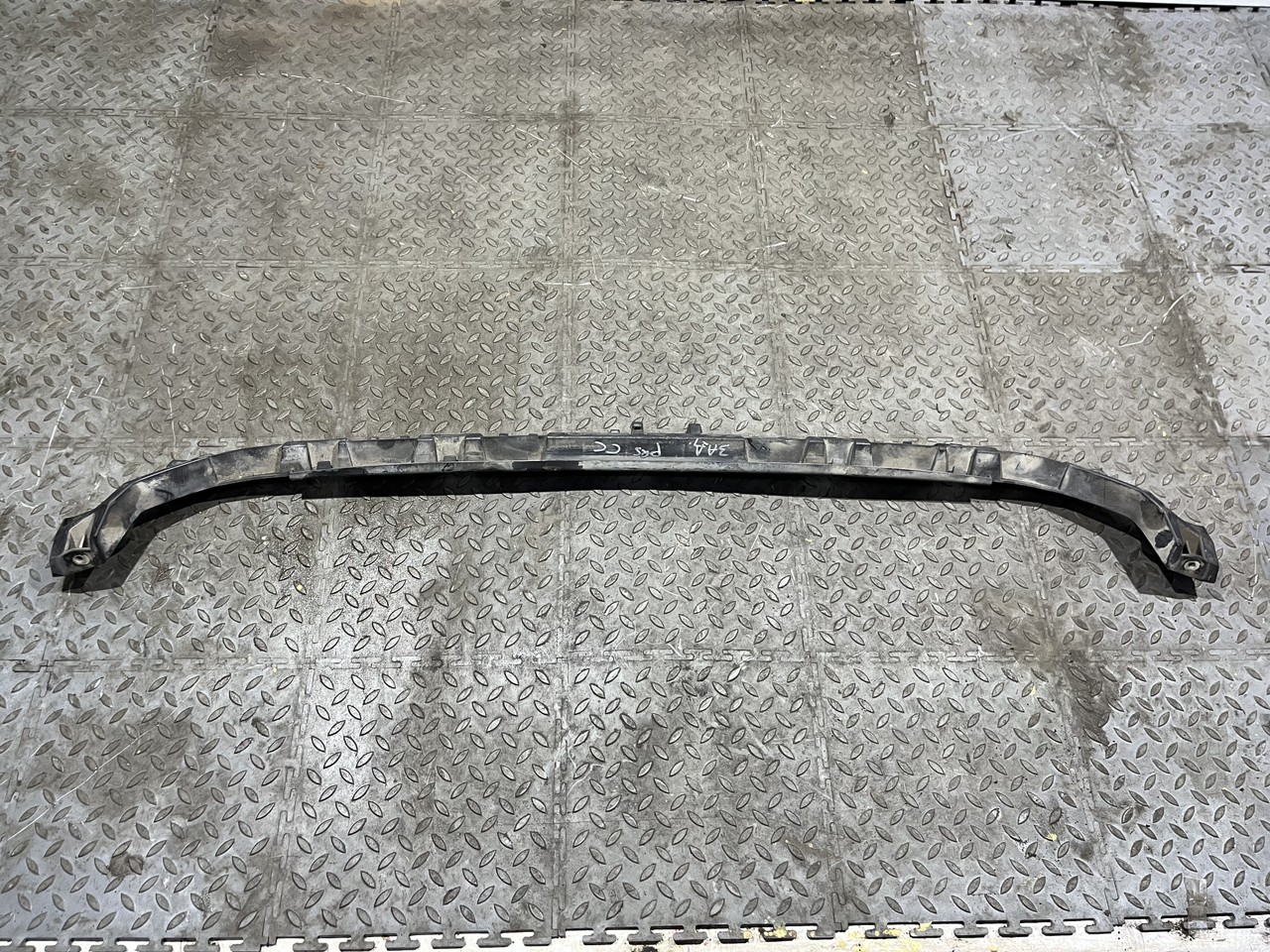 Кронштейн заднего  бампера / направляющая центральная Volkswagen Passat CC