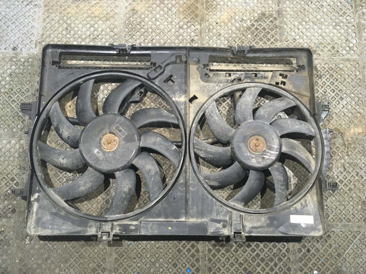 Вентилятор радиатора в сборе с диффузором Audi Q5 8R