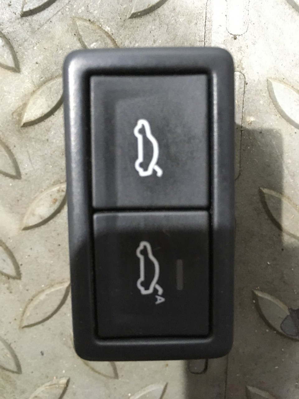 Кнопка открывания багажника Volkswagen Tiguan II