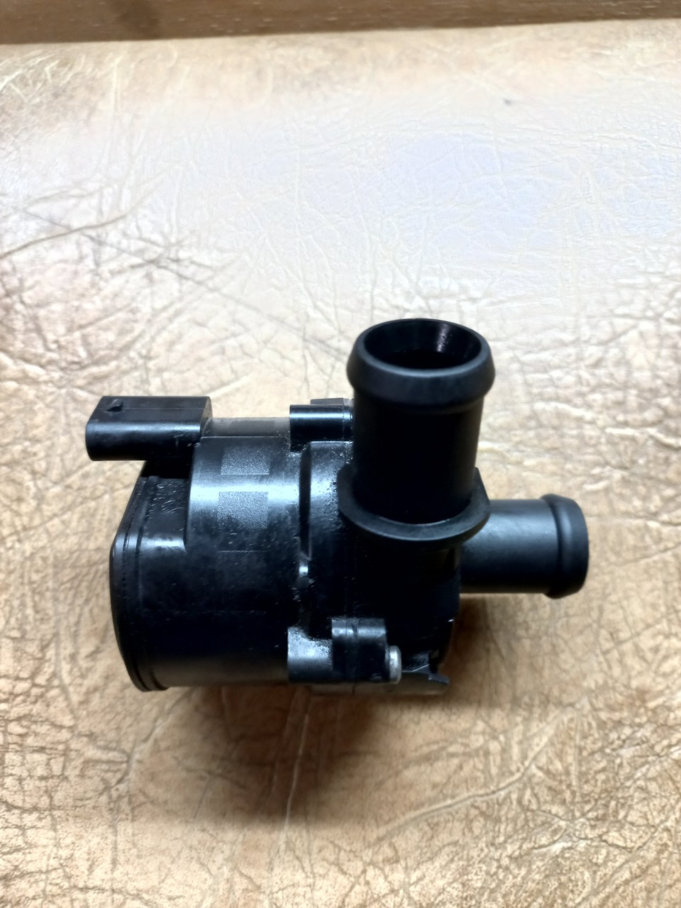 Насос водяной (помпа) Land Rover Range Rover Evoque