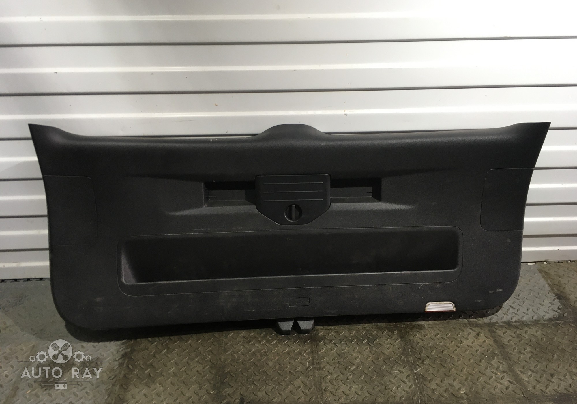 7P6867601A Обшивка двери багажника для Volkswagen Touareg II (с 2010 по 2018)