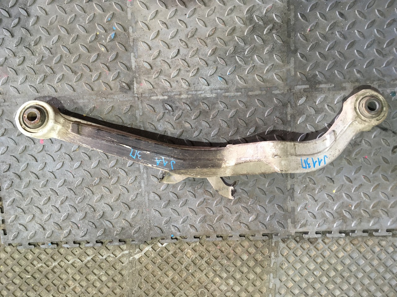 Рычаг задний ПРАВЫЙ поперечный ВЕРХНИЙ Nissan X-Trail T31