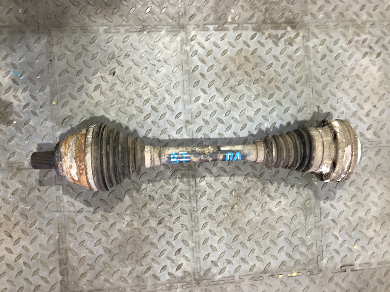 Полуось (привод) передний левый Volkswagen Passat CC