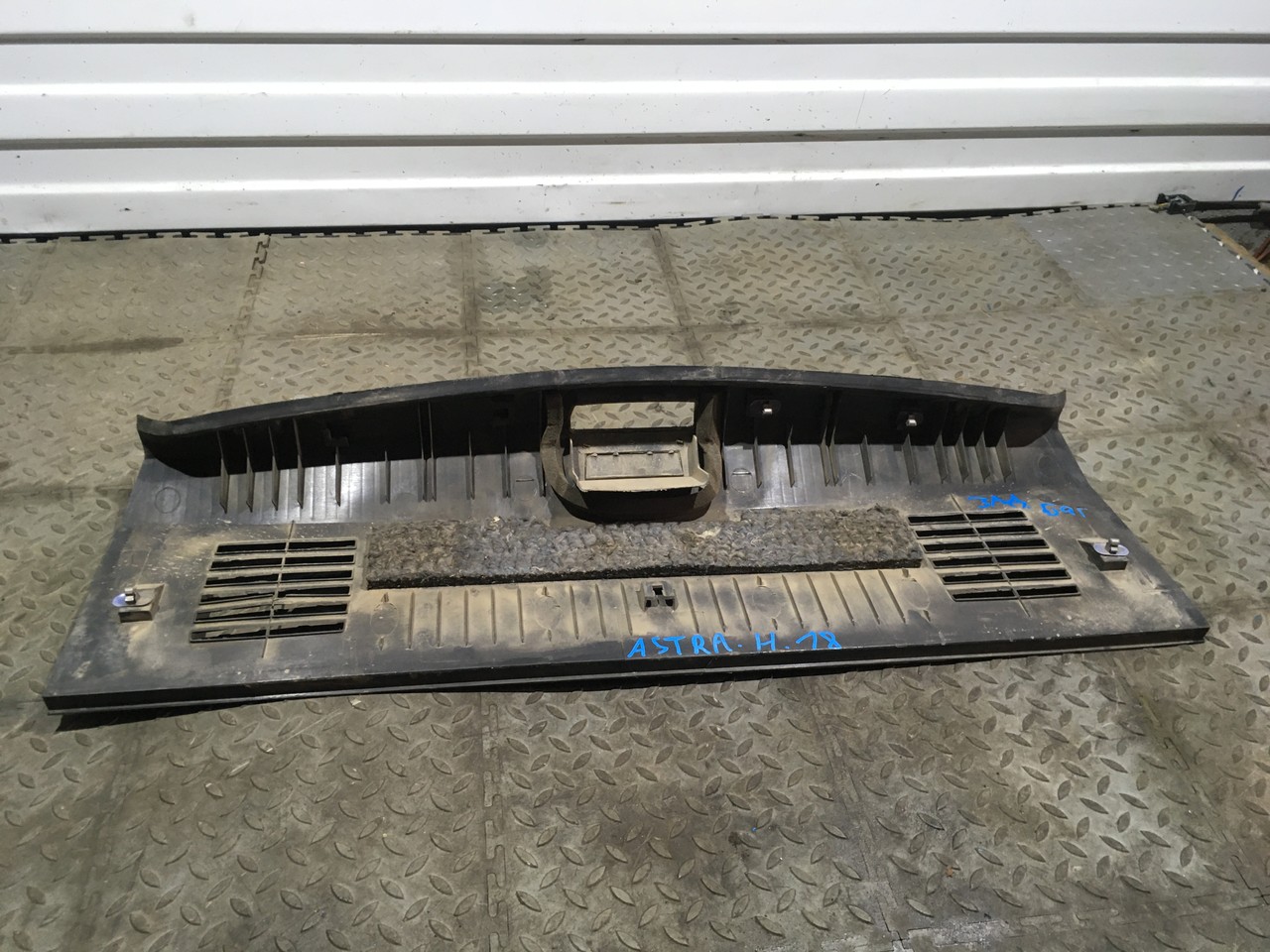 Обшивка багажника на заднюю панель Opel Astra H