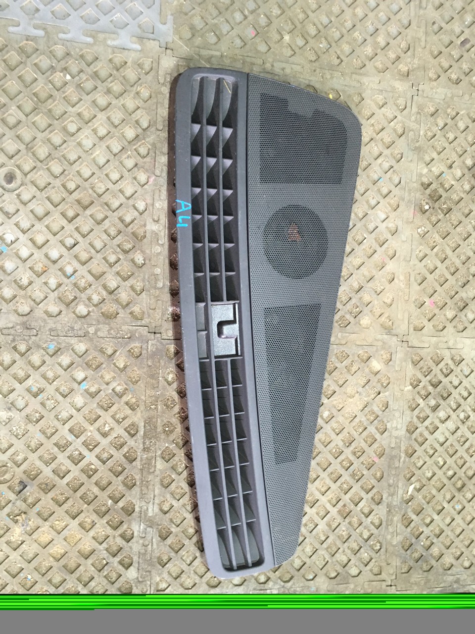 Решетка динамика в торпедо Audi A4 B8