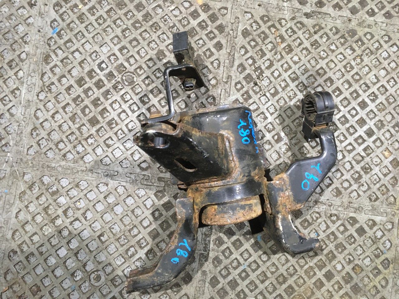 Опора двигателя правая Toyota Corolla E160/E170/E180