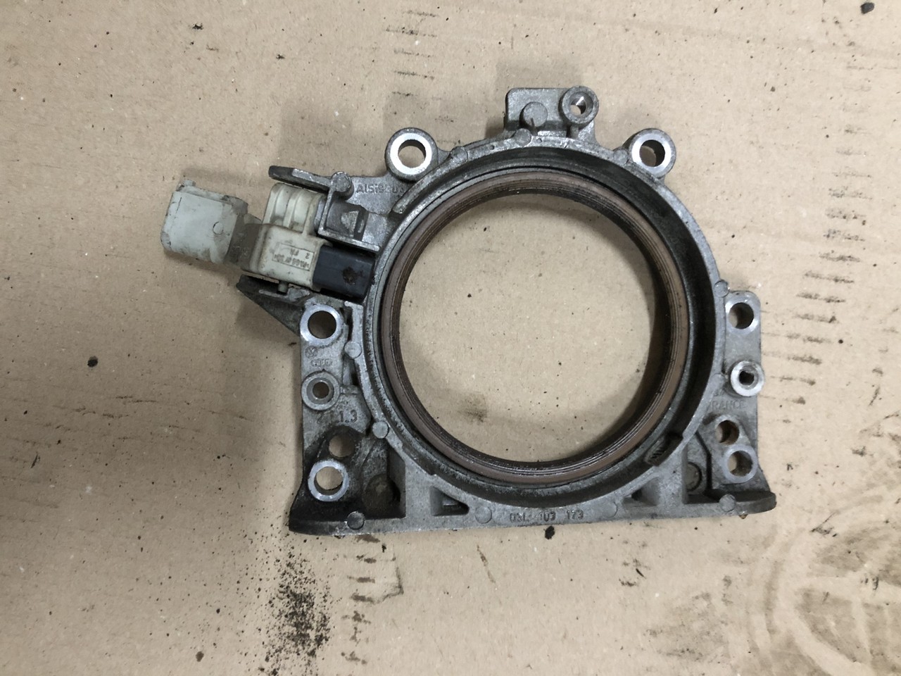 Крышка коленвала задняя Volkswagen Passat B6