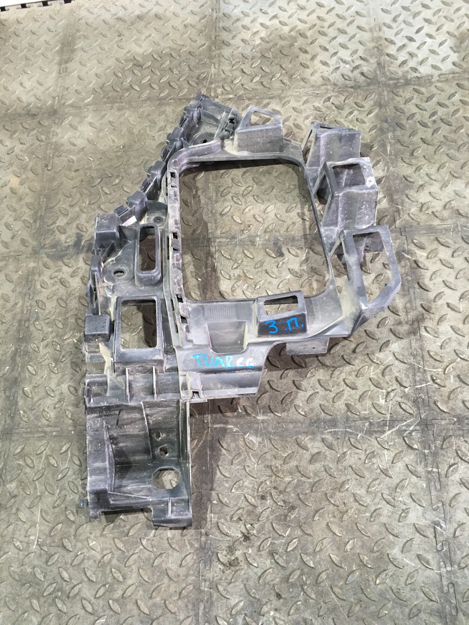 Кронштейн заднего бампера правый / левый Volkswagen Touareg II