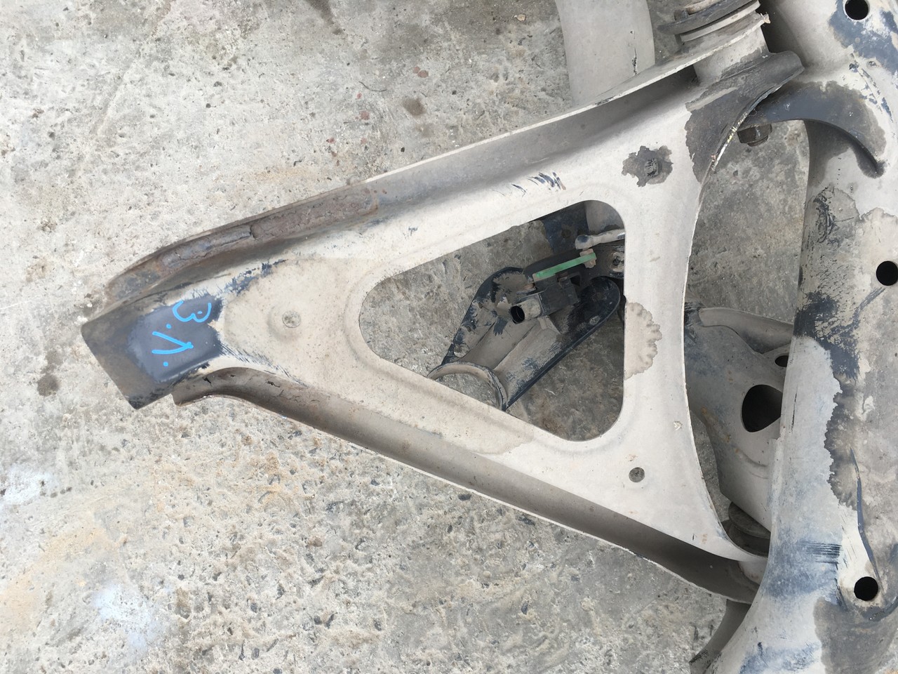 Рычаг задний левый нижний Volkswagen Touareg II