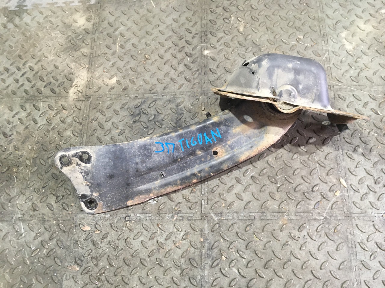 Рычаг подвески задний продольный правый Volkswagen Tiguan I