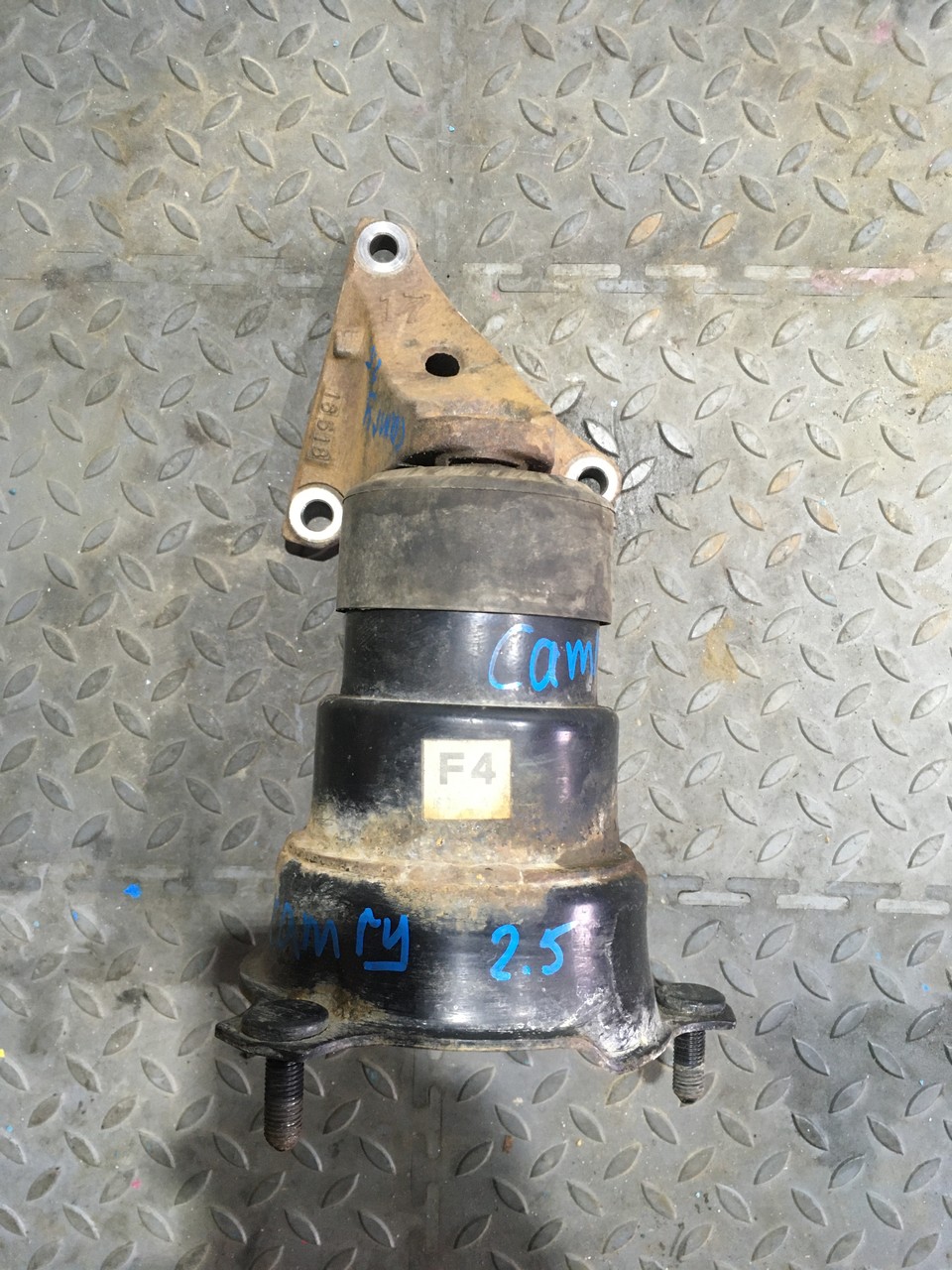 Опора двигателя Toyota Camry XV50