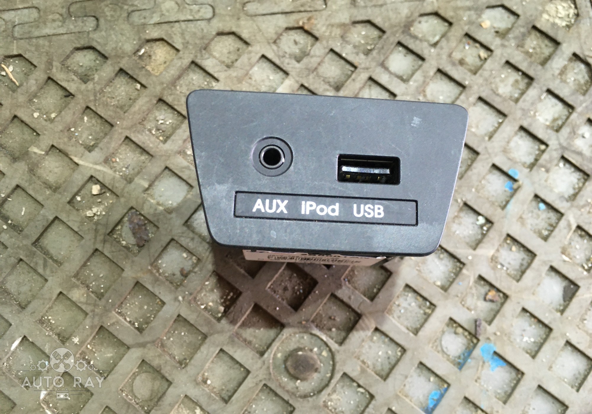 961102S000 Разъем USB / AUX для Hyundai ix35 (с 2010 по 2015)