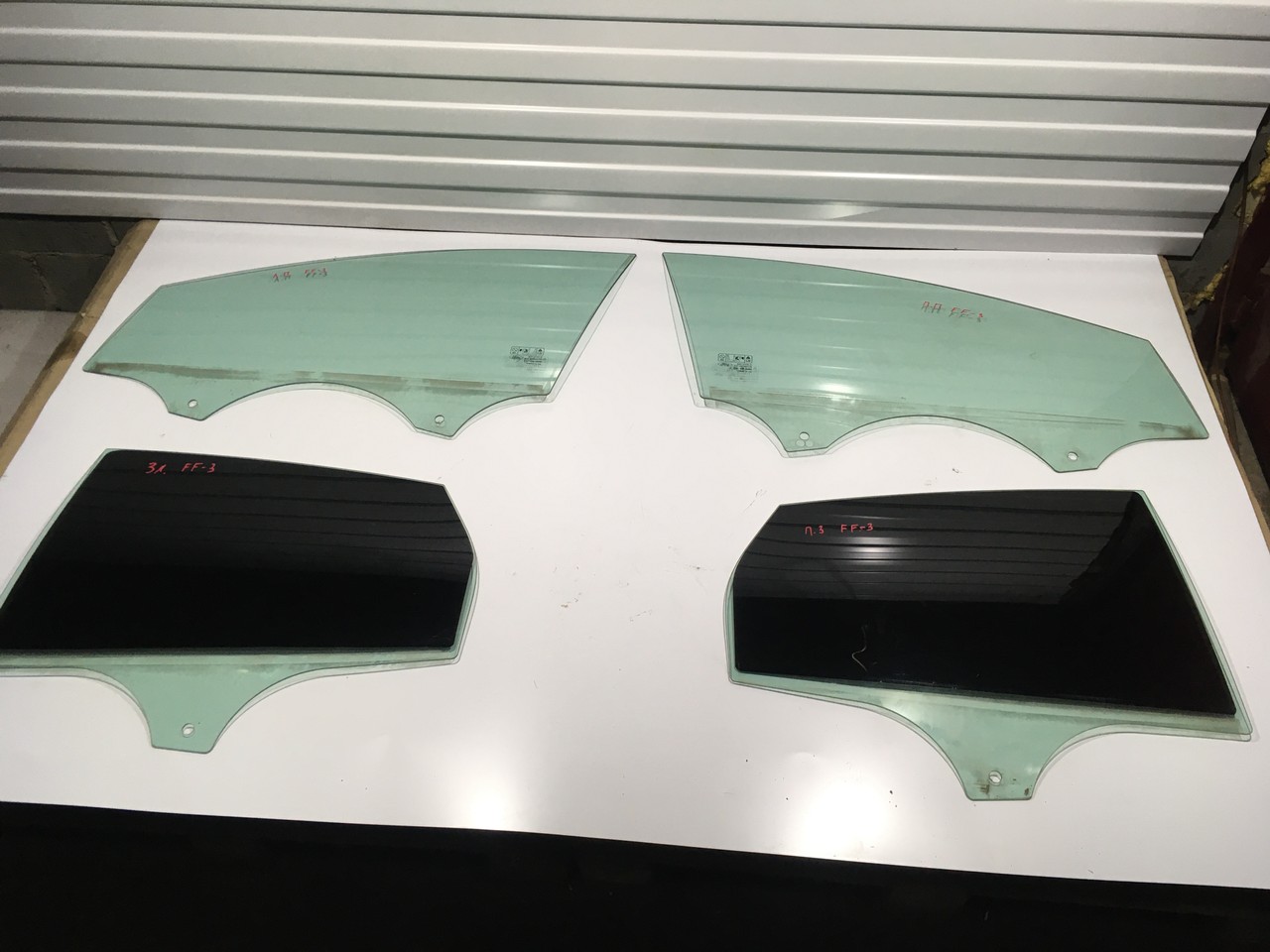 Стекло двери Ford Focus III