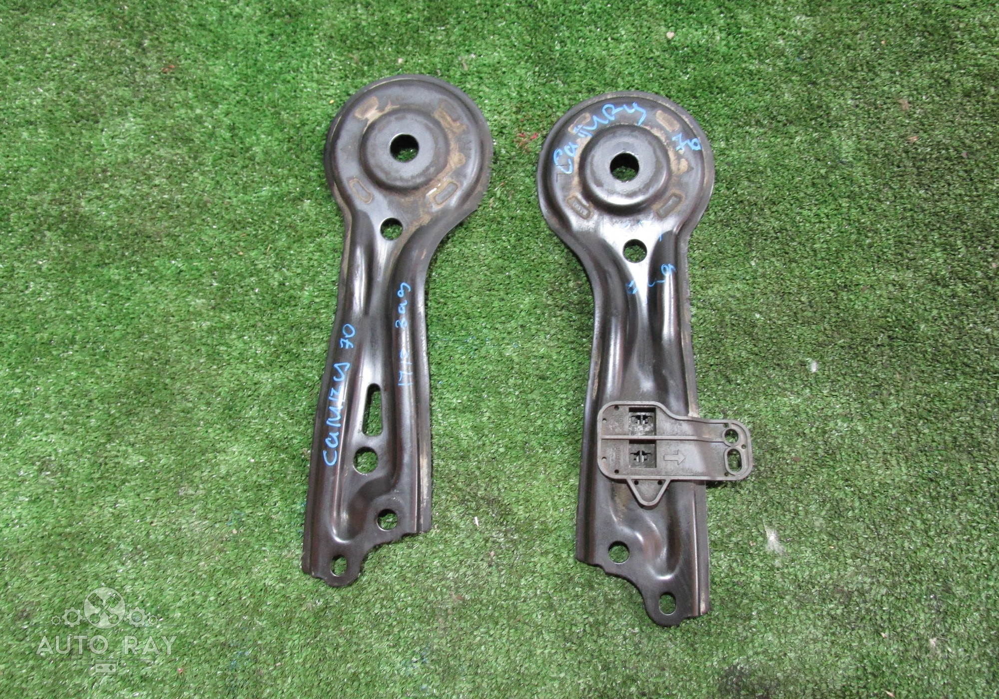 5229733020 Кронштейн задней балки правый / левый для Toyota Camry XV70 (с 2017)