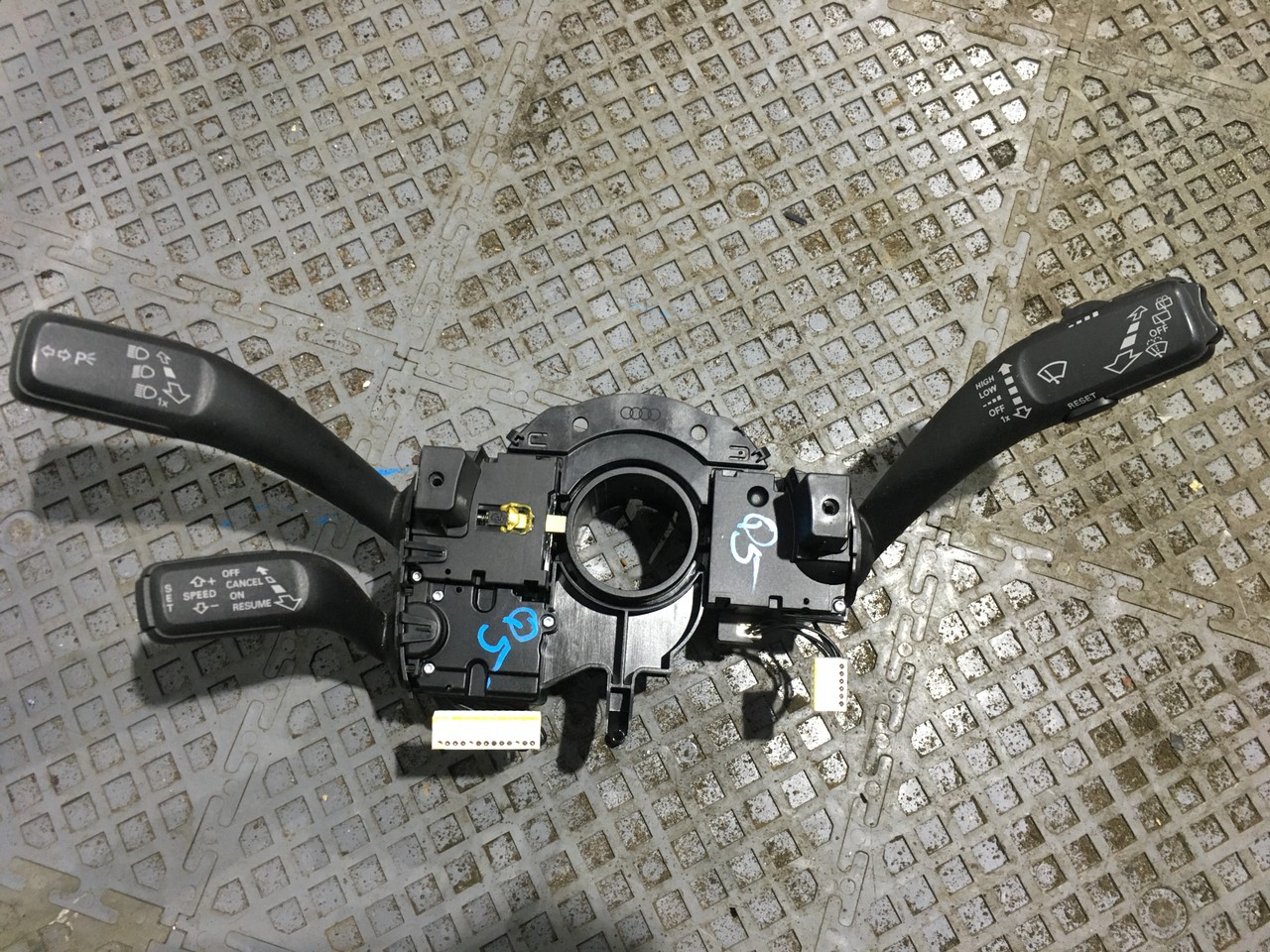 Переключатель подрулевой в сборе / Стрекоза Audi Q5 8R