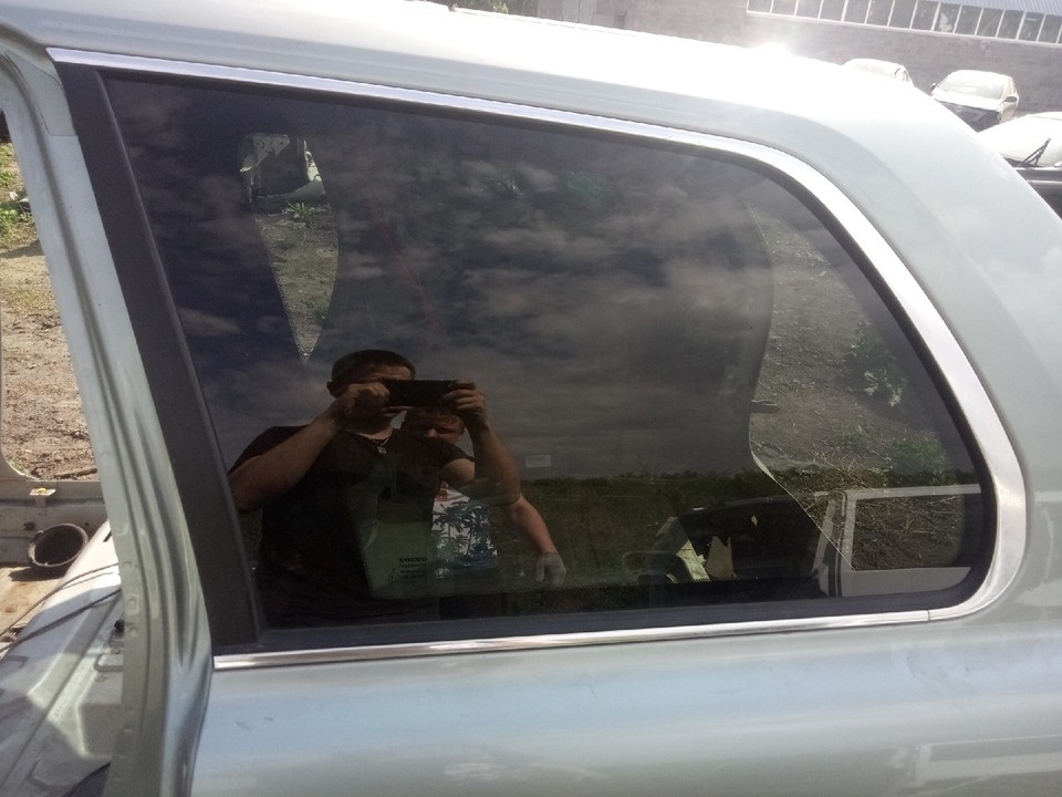 Стекло кузовное глухое левое Volvo XC90 I