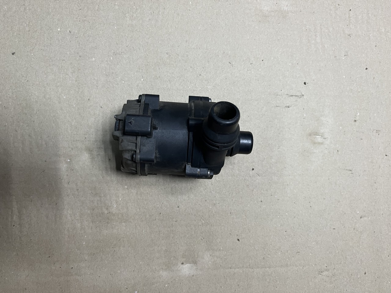 Насос водяной BMW X5 F15