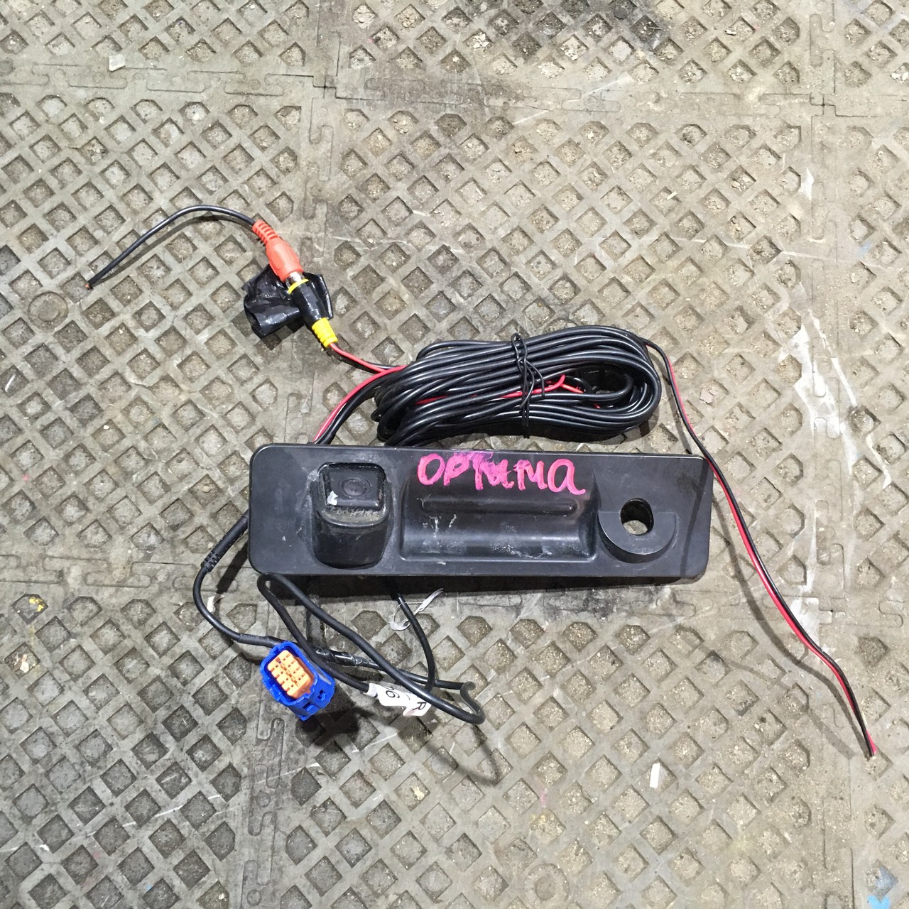 Кнопка открывания багажника + камера Kia Optima IV